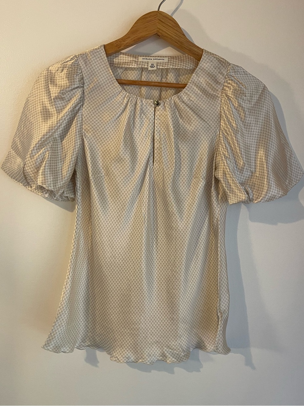 BANANA REPUBLIC 100% Silk Puff Sleeve Keyhole Blouse Cream Beige Pattern XS NWOT